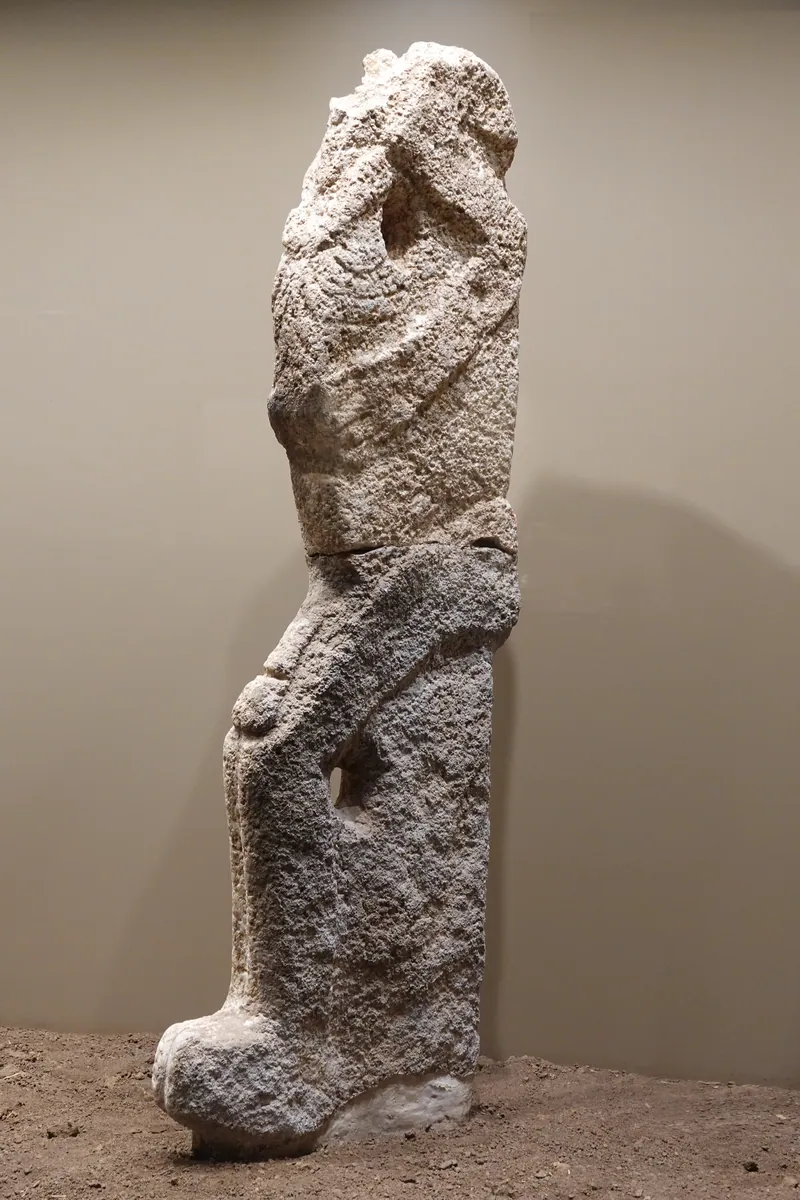 Seated male statue, 2.3 m, Karahan Tepe