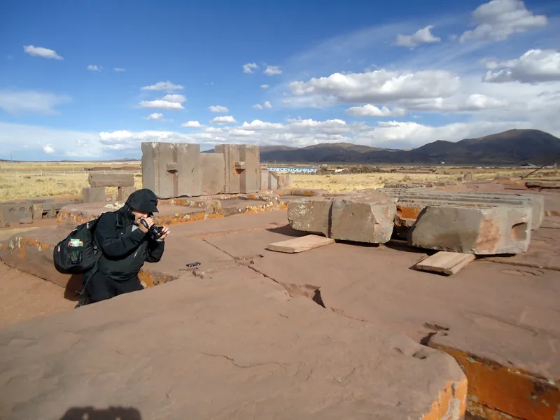 The sandstone floor slabs of the Plataforma Lítica