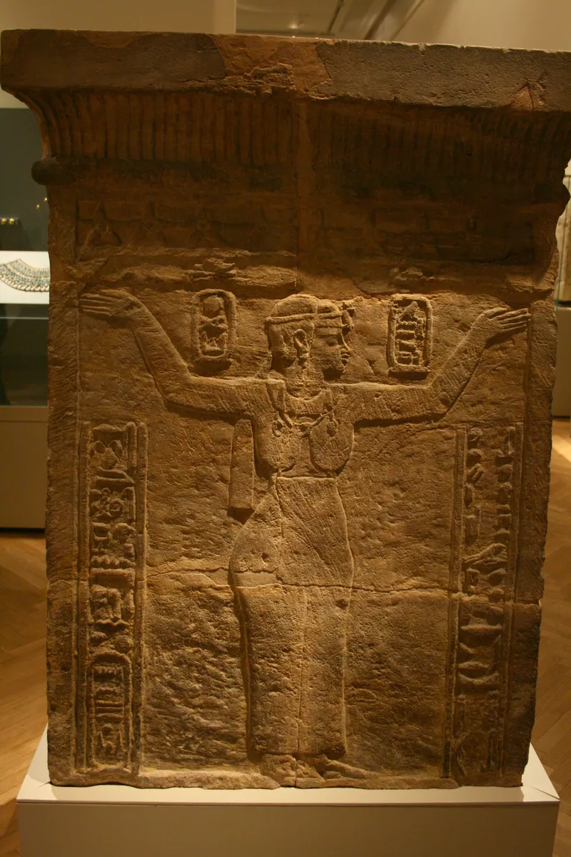 Bark stand from Wad ban Naga with royal names in Egyptian and Meroitic hieroglyphs: photo