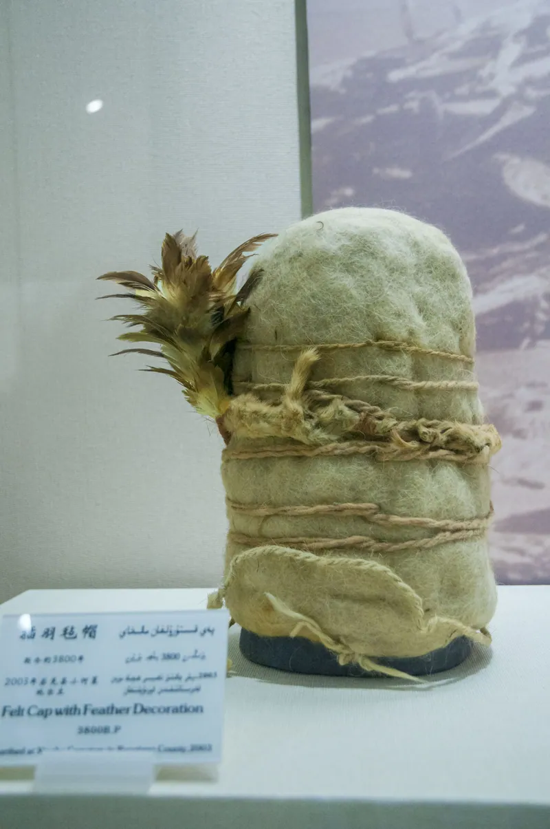Xiaohe felt hats, cloaks and waistcloths