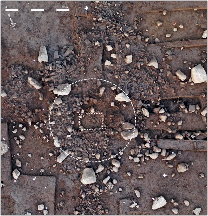 Pre-megalithic mound and dry-stone cist, Le Plasker