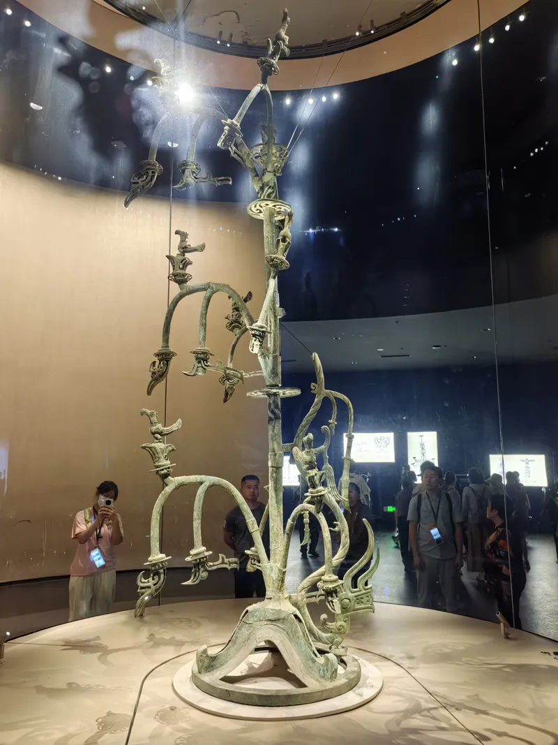 The 1986 bronzes from Pits 1 and 2 (standing figure, heads, masks and trees): photo