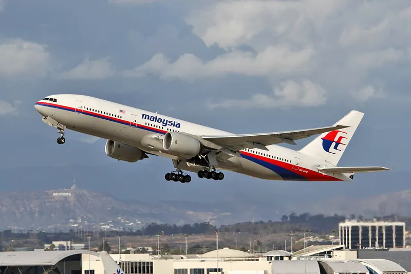 The aircraft, Boeing 777-200ER 9M-MRO