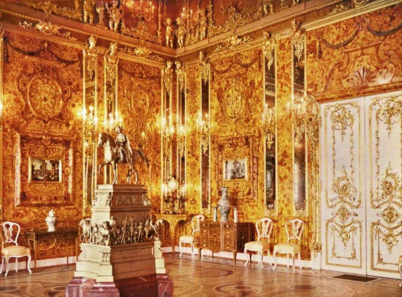 Chest of drawers from the Amber Room (18th century): photograph