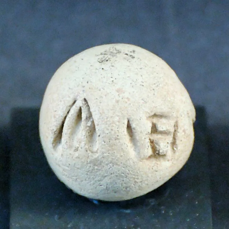 Inscribed clay balls from Enkomi and Kition (about 90): photo