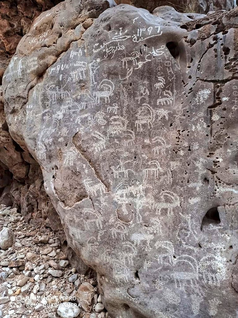 Dhofari inscriptions under later rock art and modern Arabic inscriptions