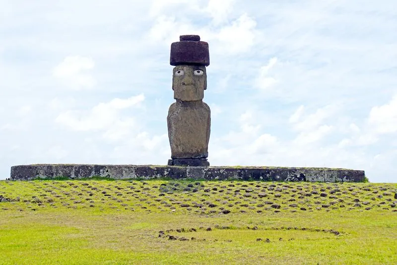Pukao at Puna Pau and on the ahu