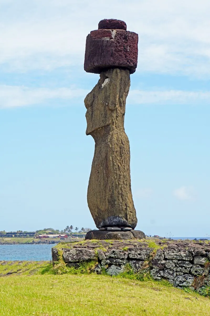 Pukao at Puna Pau and on the ahu: photograph