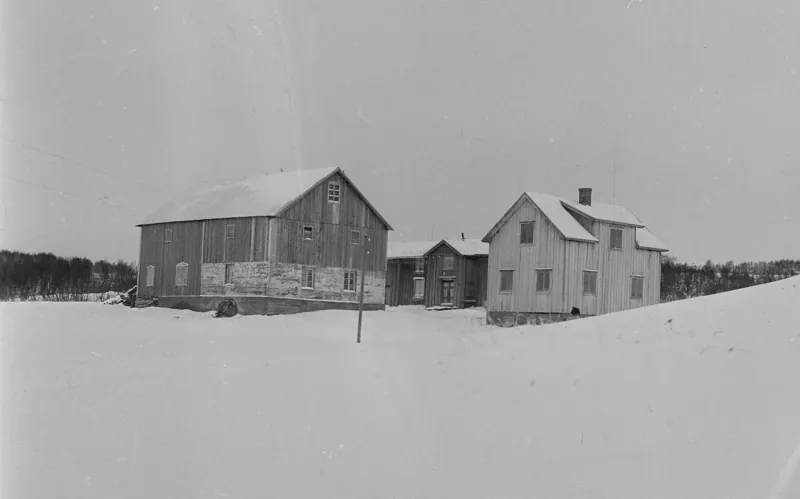 Farms at Hessdalen in winter, from the magazine NÅ's archive at the National Archives of Norway.